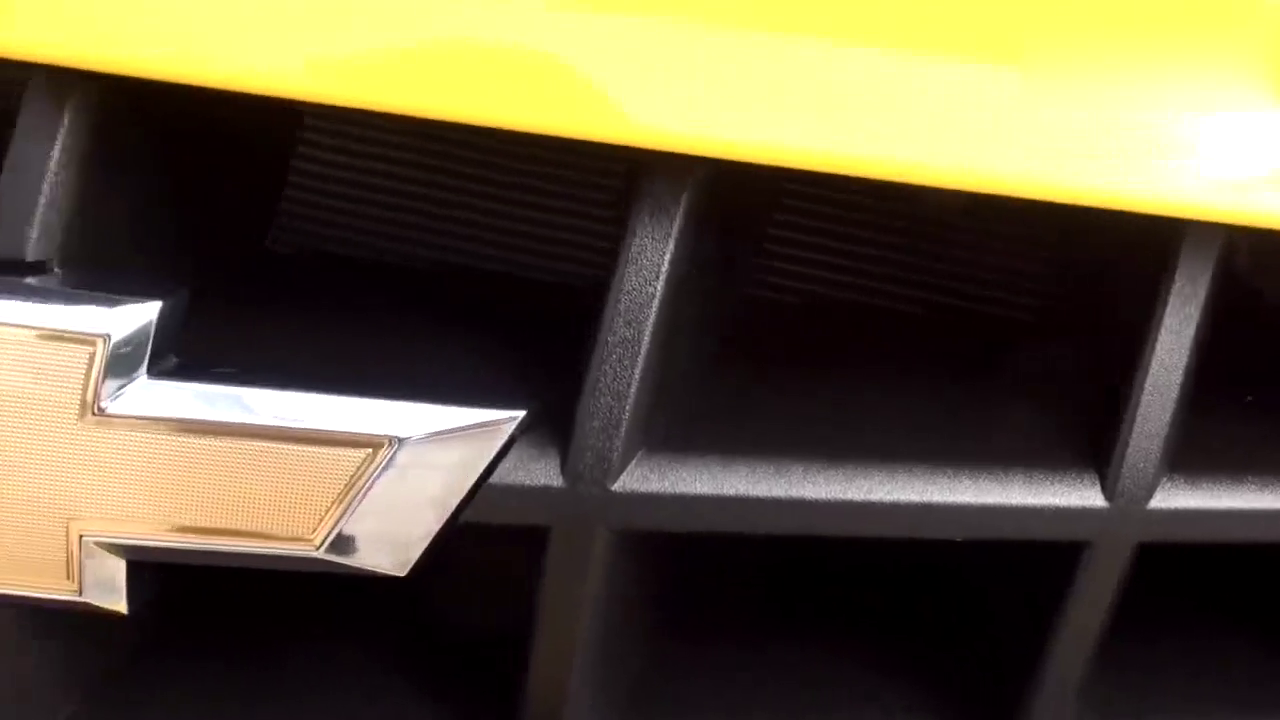 变形金刚雪佛兰跑车大黄蜂，启动变形的那一刻才叫霸气！