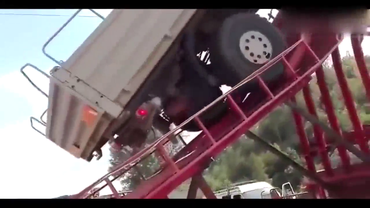 卡车爬坡视频,卡车也能当越野车玩，这样的坡度看着都模糊