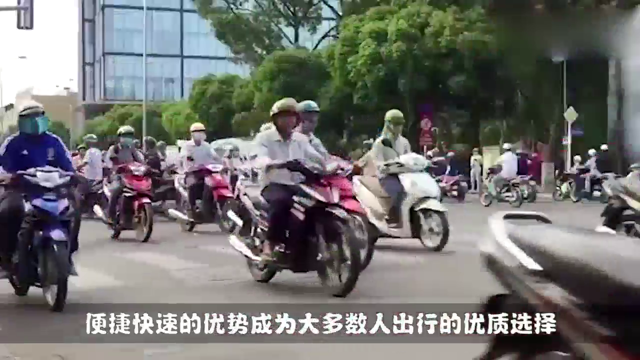 电动车嚣张逆行，惨遭奥迪车主怼飞，网友：“干得好”
