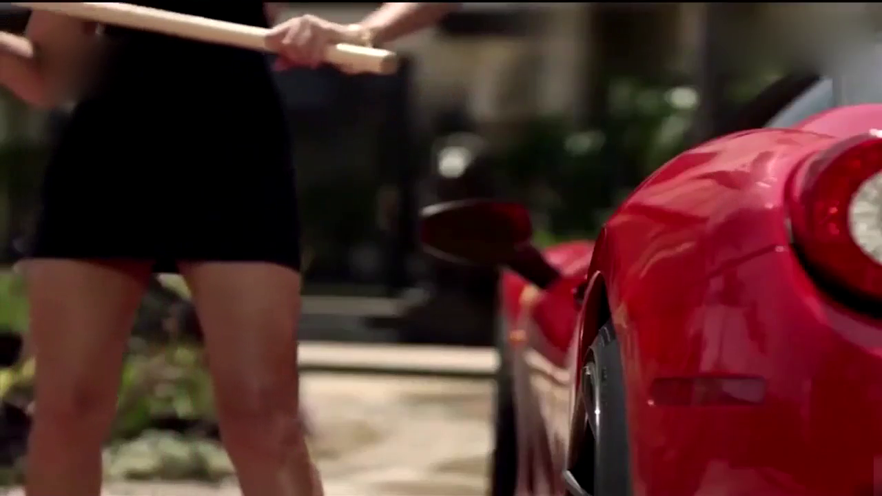 美女一锤砸下去，才明白法拉利跑车的质量有多好！