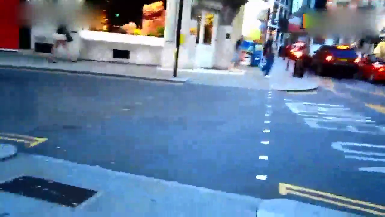 小朋友被超级跑车的排气声浪吓了一大跳