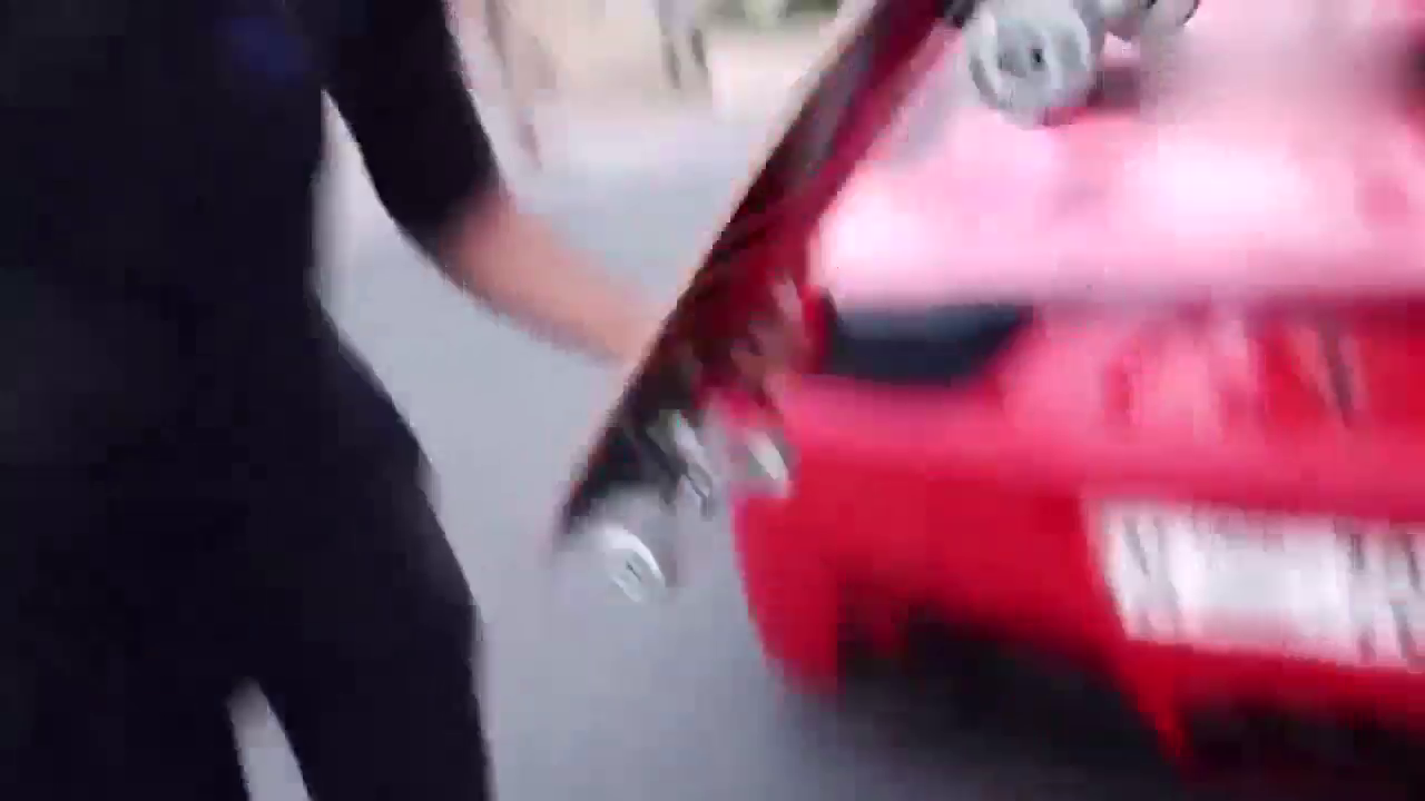 小伙被法拉利跑车拉着玩滑板车，十秒钟后当场懵圈