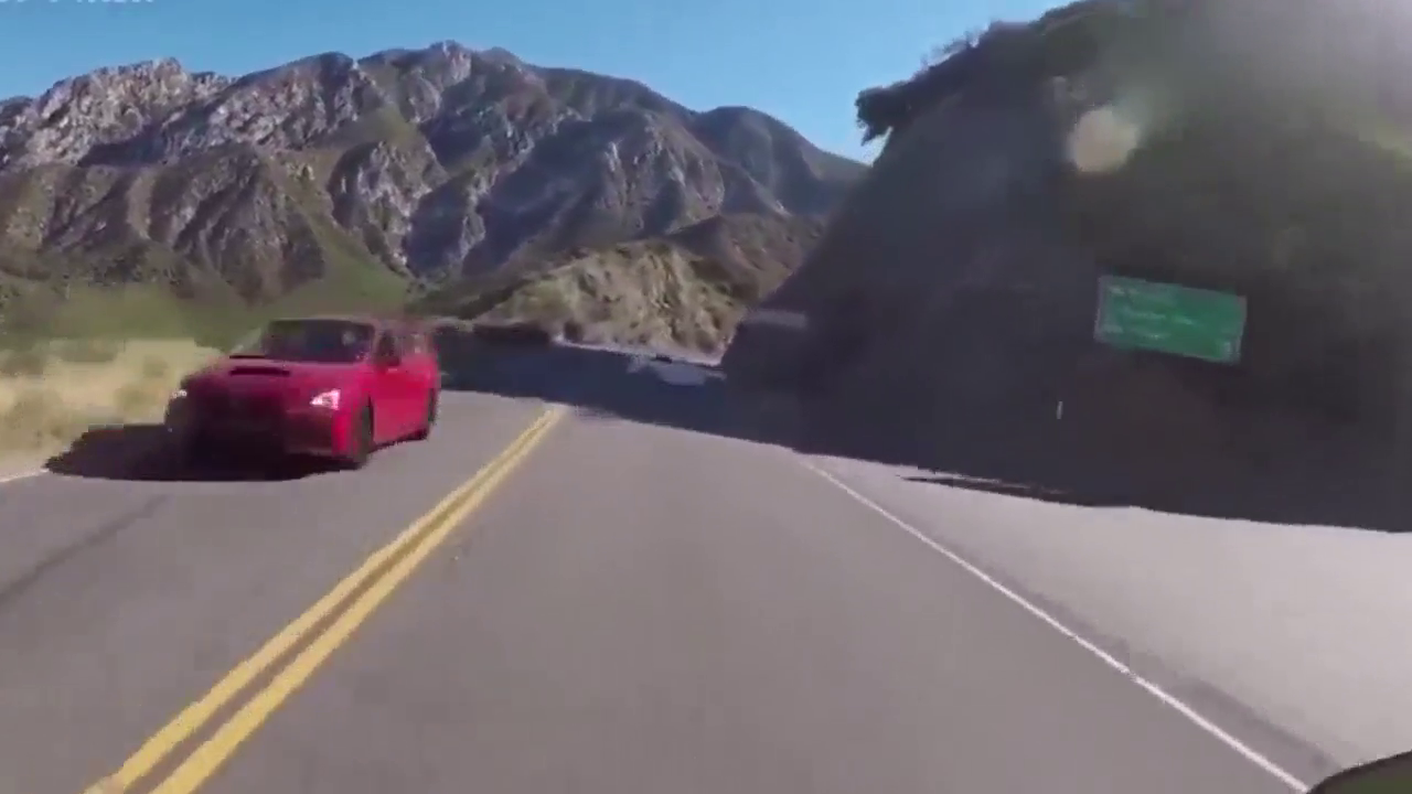 实拍女司机驾跑车在山路失控 摩托司机险被殃及