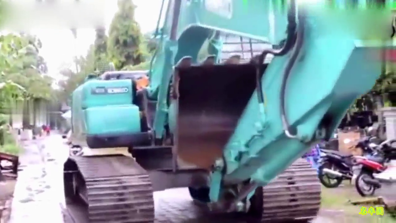 实拍：扶桑卡车运输神钢SK200挖掘机，你见过没？