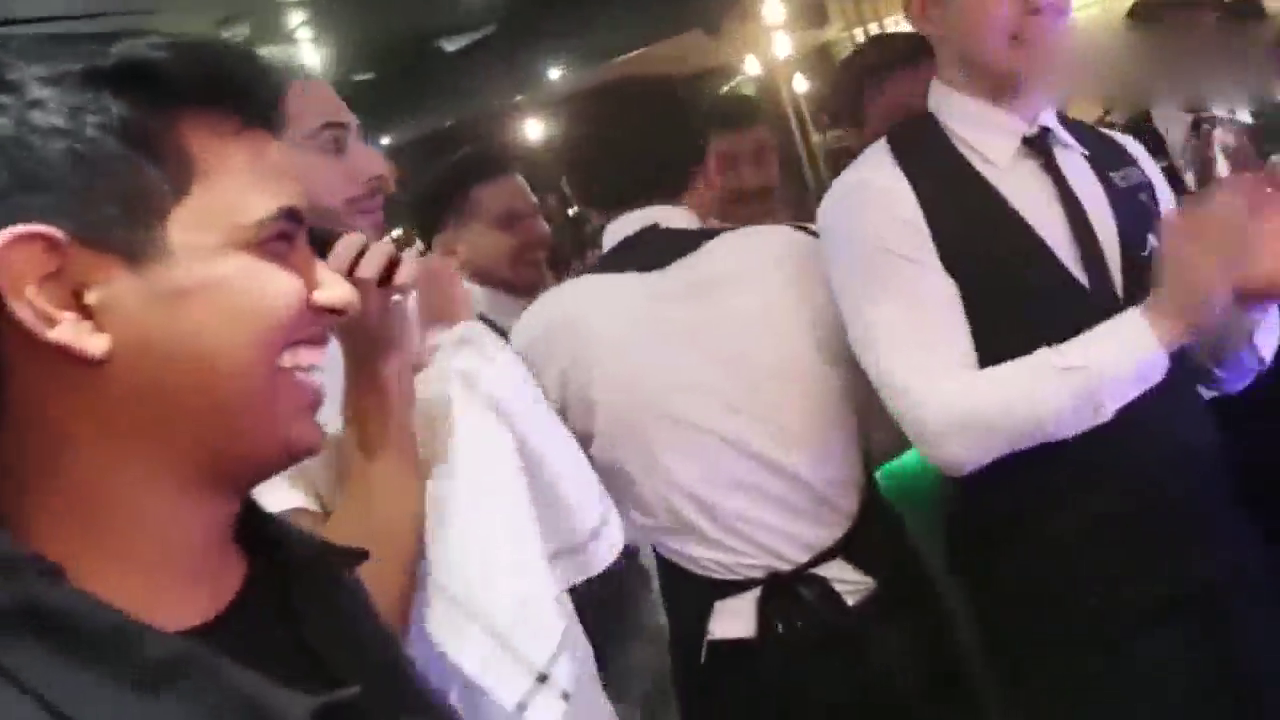 朋友过生日，土豪直接送三辆跑车，网友：有钱人的世界我们不懂！