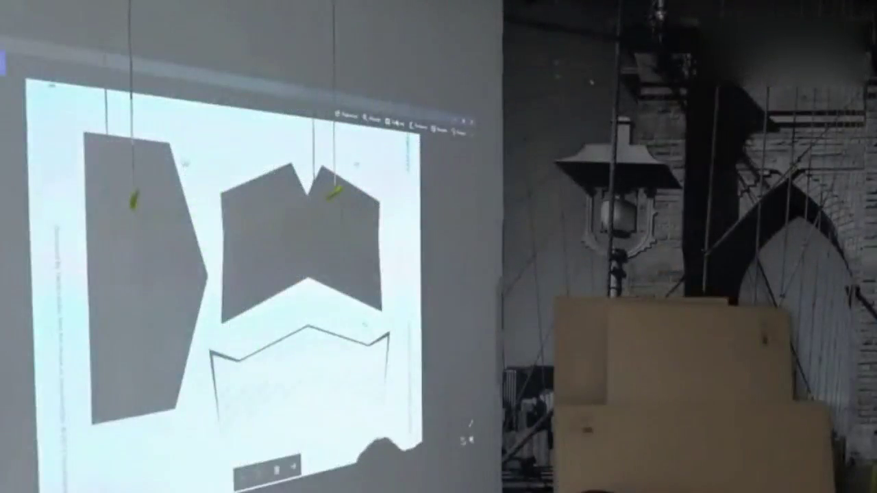 小伙为实现跑车梦，用硬纸板做了一辆兰博基尼，这手艺不是一般强