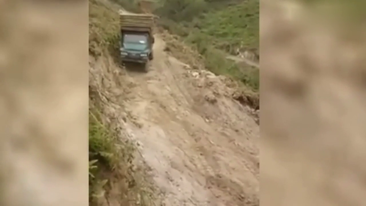 小伙走捷径开负重卡车下陡坡，结果技术不行车带人滚了下去