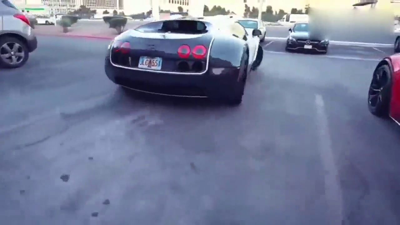 小伙新提的价值两千万的跑车，看他是怎么加油时我懵圈了