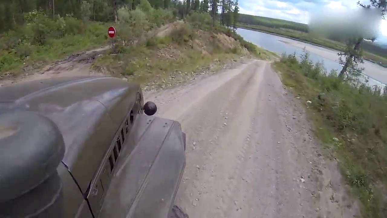 满载木材的卡车霸气过河，轰着油门过来了