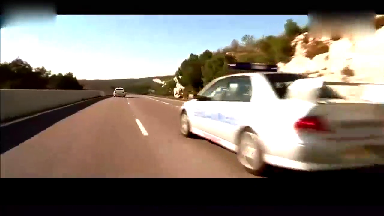 交警买了辆跑车想逮住超速的出租车 不料出租车跑得比高铁还快