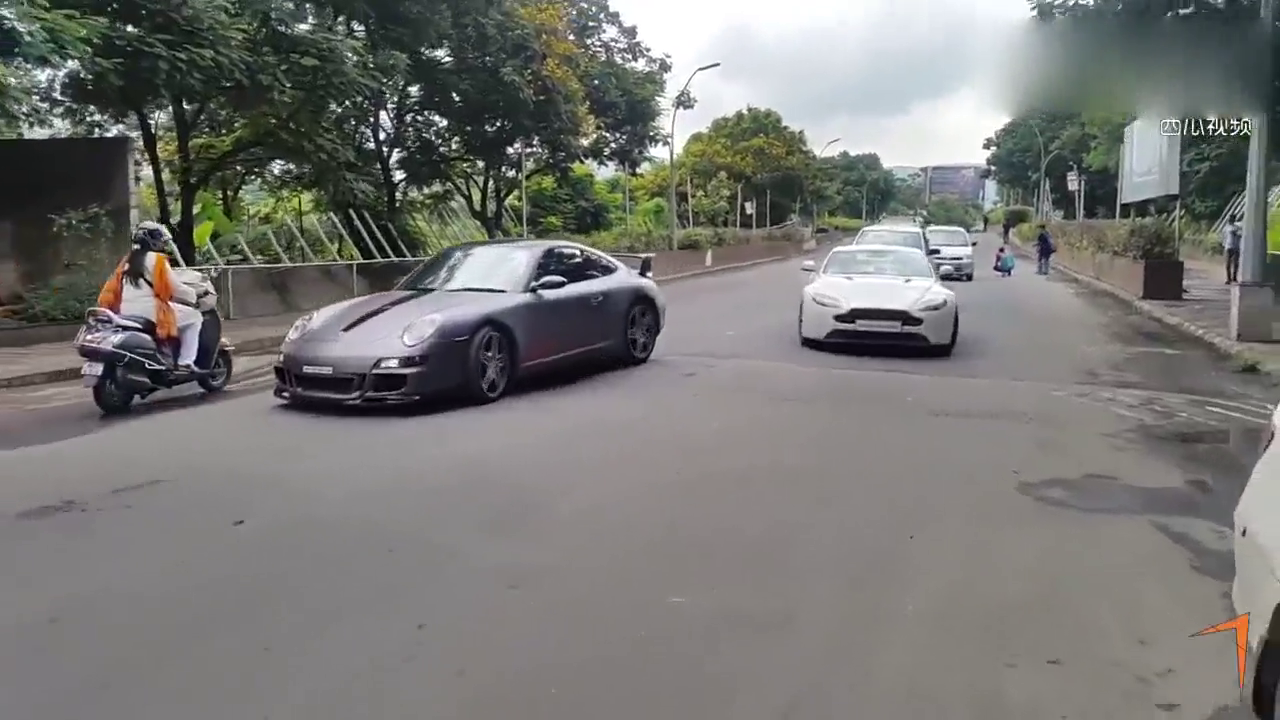 原来超级跑车是这样过减速带的