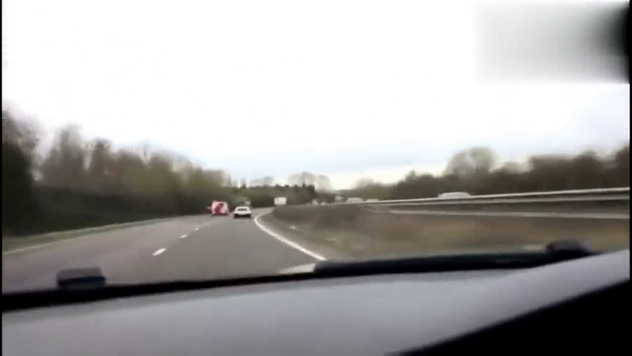 跑车高速上竟然在喷火，油门踩到底愣是没追上，可别说我没告诉你