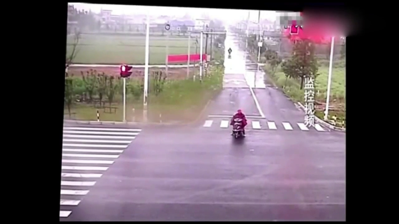 货车面包车被卡车瞬间摧毁，电动车司机扔了车就跑 还好跑得快！