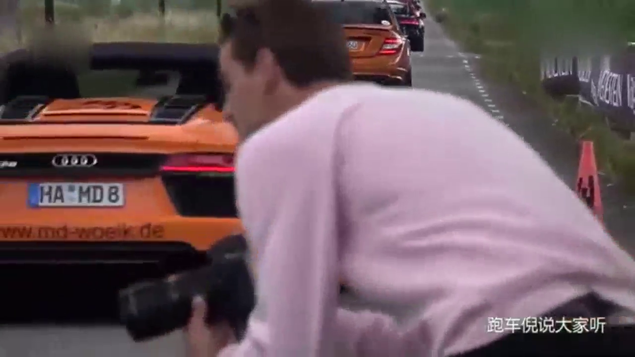 跑车聚会上看到一台君威，不过车标不太一样