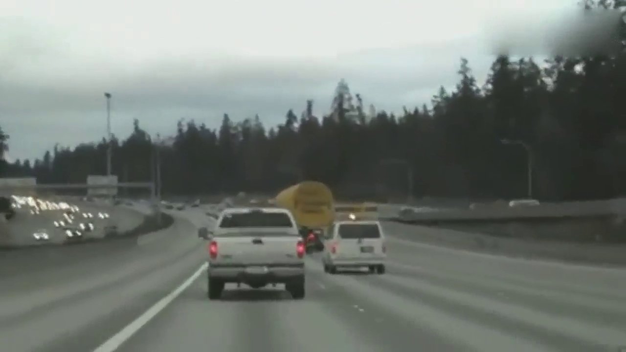 在高速上突然看到这么一辆卡车! 把我给吓一跳