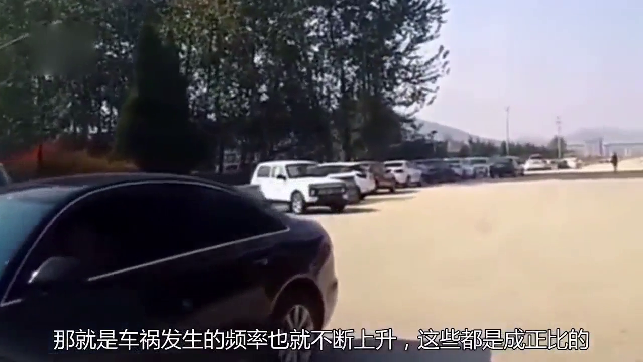跑车为躲违章出租车，冲向人群连撞12人，伤者躺满地！