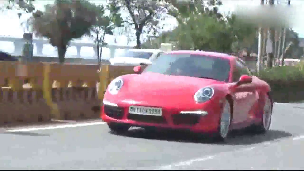 印度土豪开跑车上路，这么开也不怕出事故吗？