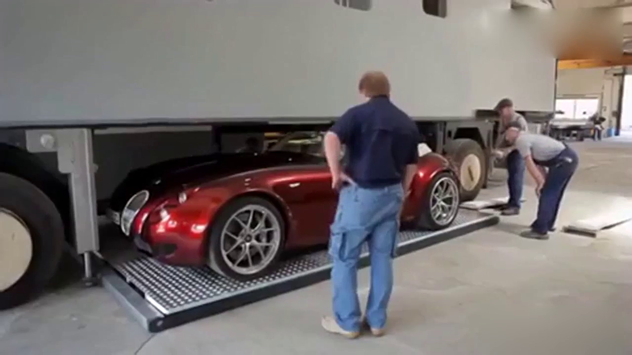 这辆房车豪华极致可以内置一辆跑车 众泰看到了会国产吗？