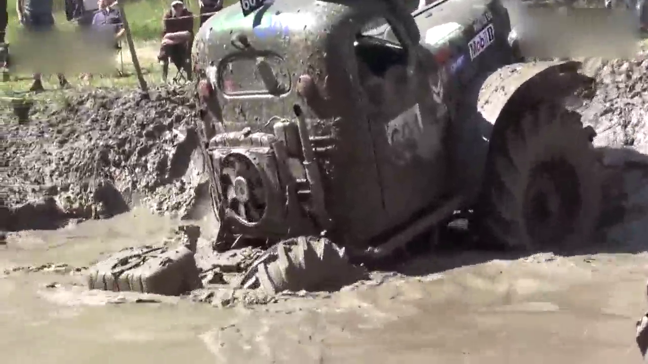 这辆卡车的性能说它是实力超群一点都不为过，这样的泥潭照样走