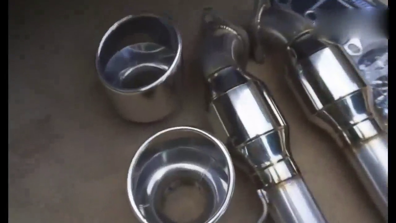 小伙把家用车排气管换成这个看，听起来就像跑车！厉害吧