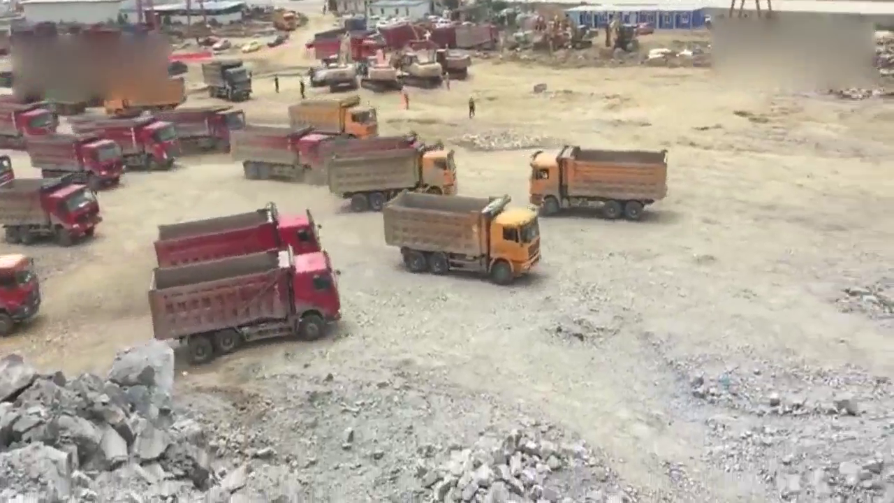 这么多大卡车挤一辆车，这是啥情况 我半天没看懂