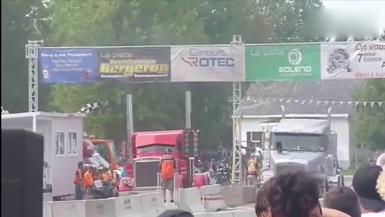 两辆“擎天柱”卡车直线加速比拼 围观群众乐翻了