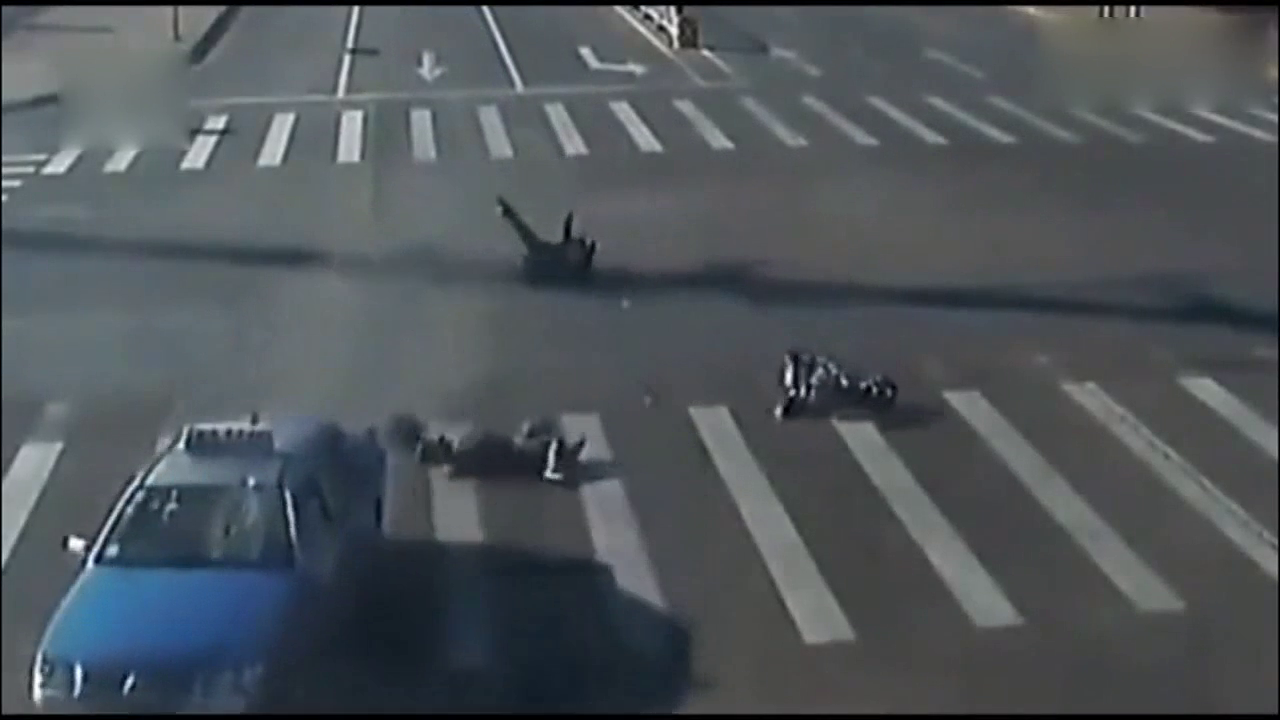 面对闯红灯的电动车，出租车想救下他们！无奈根本停不下来