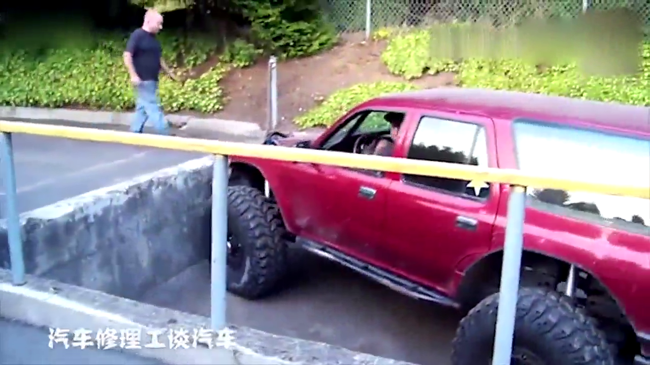 见过改装车去越野的，没见过改装车去爬坑的，没想到它爬出来了！