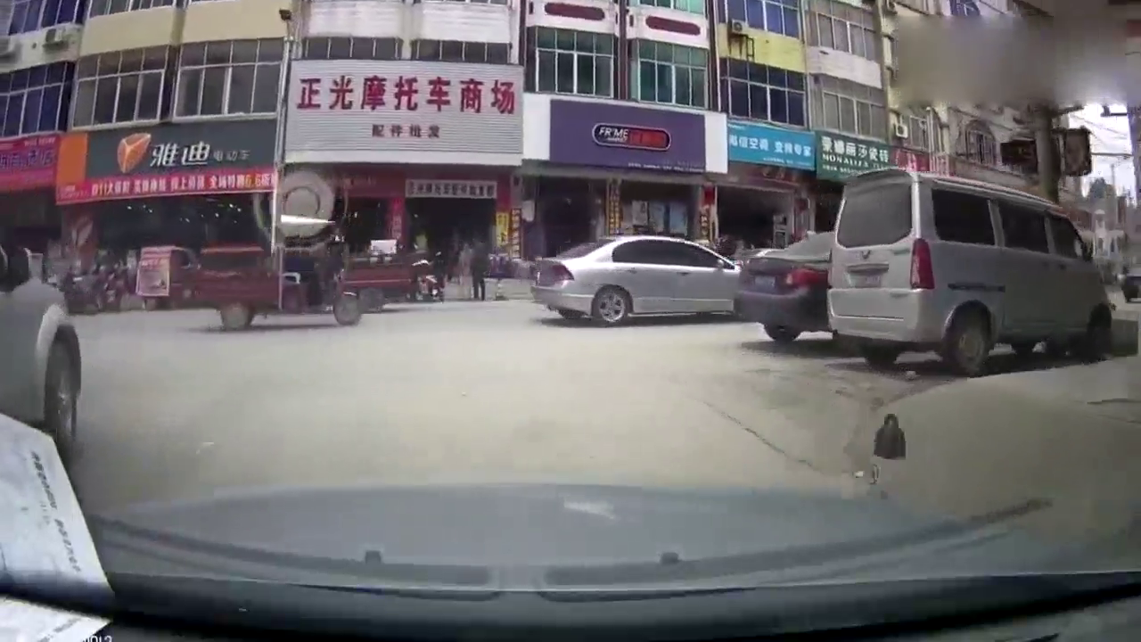 被逆行的电动车踢了我爱车，实在咽不下这口气