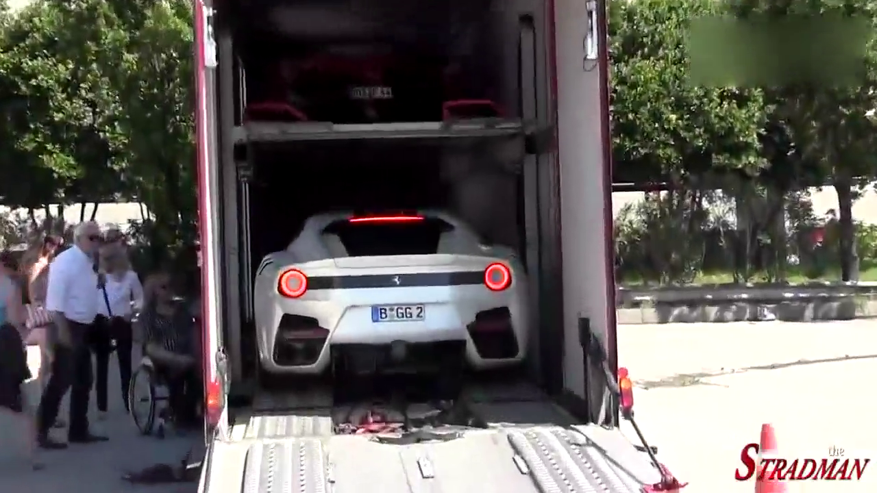 街头遇到一台集装箱卡车，没想竟是一堆总价过亿的法拉利