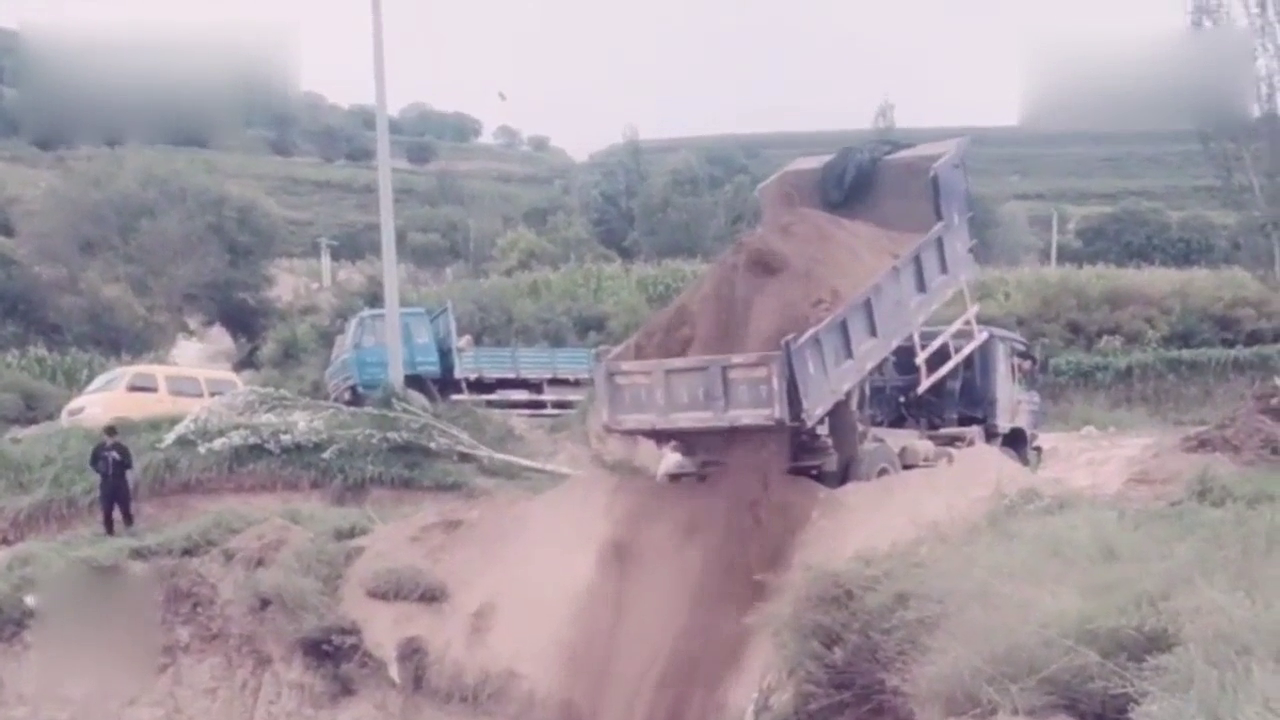 这么大一天坑，得多少辆大卡车拉才能填满啊