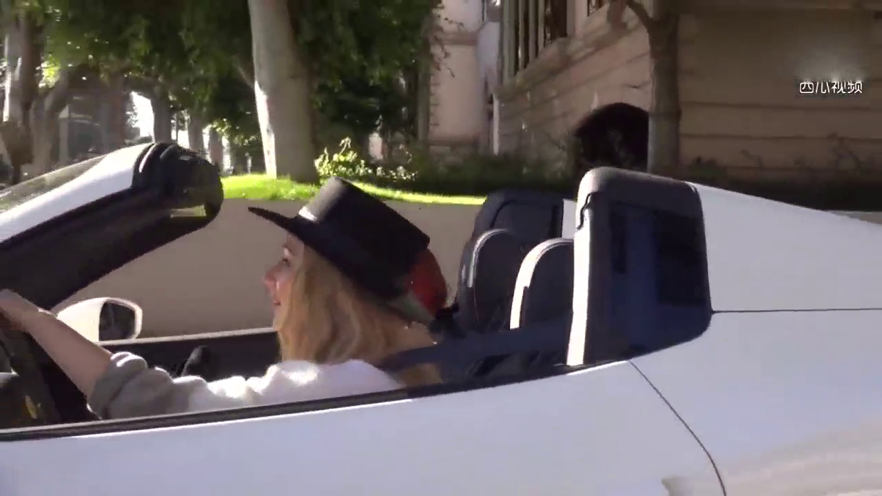 街头偶遇开法拉利敞篷跑车的气质美女，实在是霸气