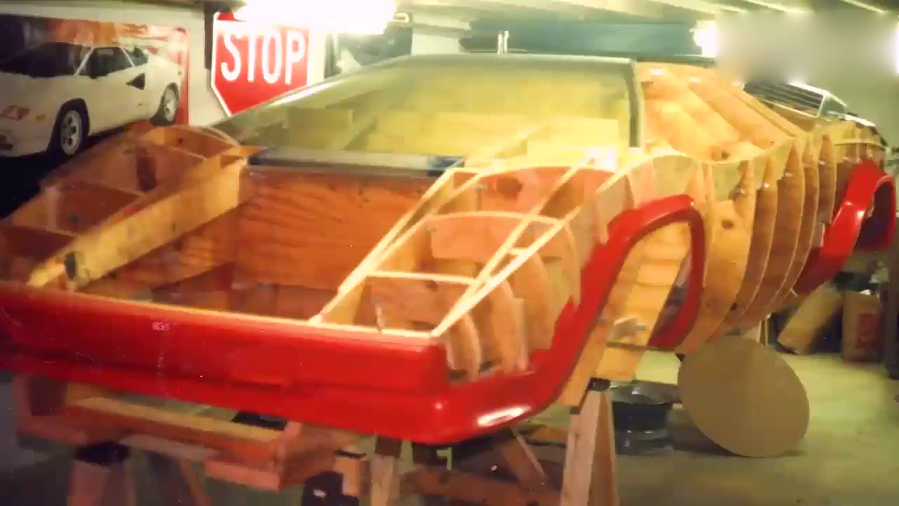 男子花17年在地下室造兰博基尼, 用挖掘机挖出跑车后霸气开始