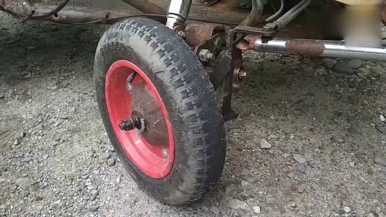 用摩托车发动机改装四轮敞篷跑车，启动的瞬间不得不佩服他的创意