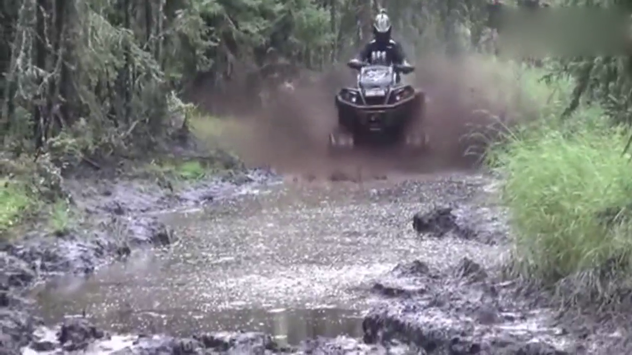 男子用改装车挑战沼泽地，真是水泥四射啊！