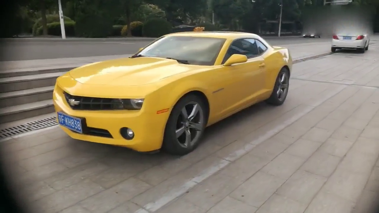 街拍没改装的科迈罗跑车，侧身像道奇挑战者