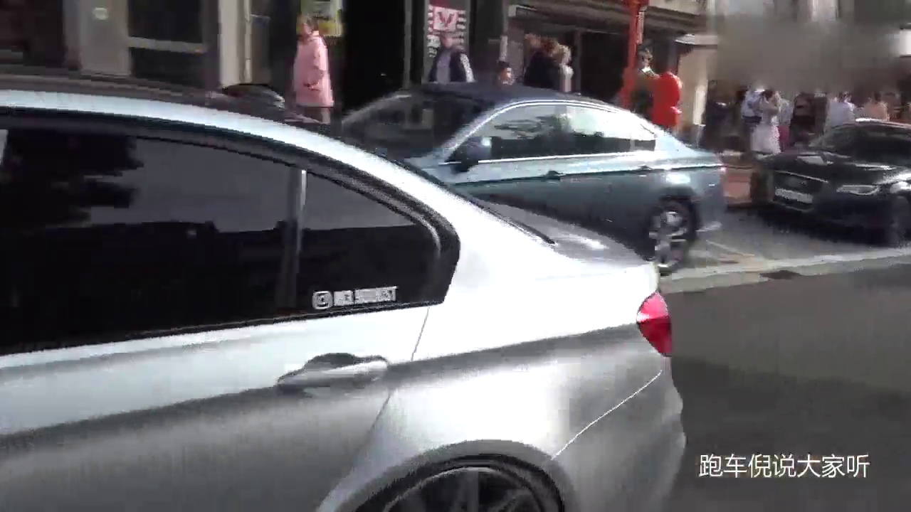 街头看到不少跑车，最抢眼的是最后这台野马，声浪很迷人