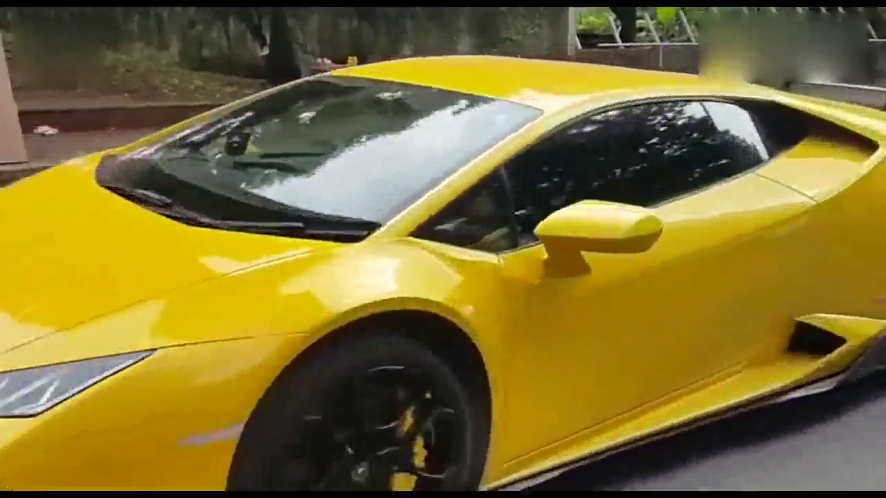 上千万跑车过减速带，就默默的笑笑