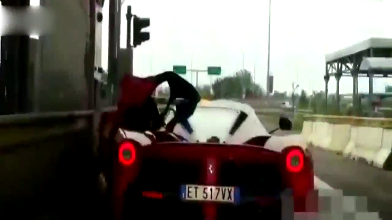 4000万法拉利跑车经过高速收费站，三秒后蒙圈开始了！