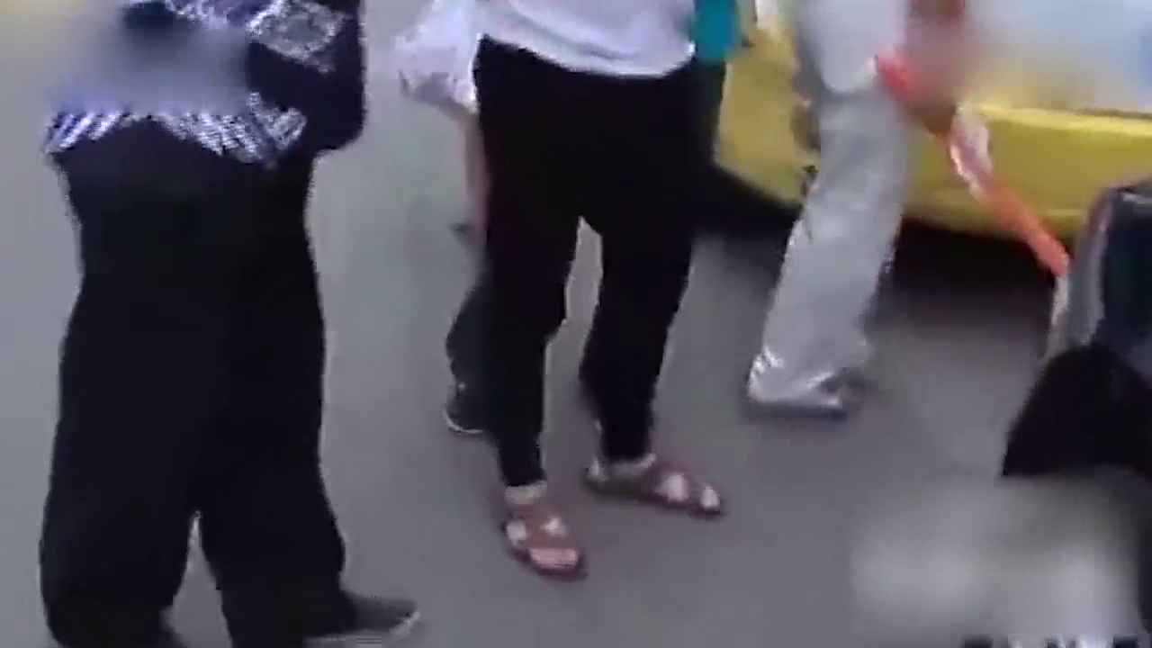 600万劳斯莱斯追尾出租车，的哥下车已经不知所措