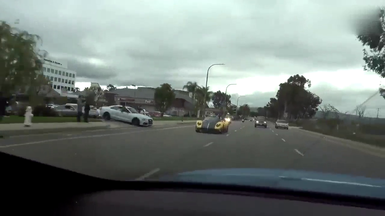 4000万帕加尼跑车公路遇到骑重机的交警，超跑都没用