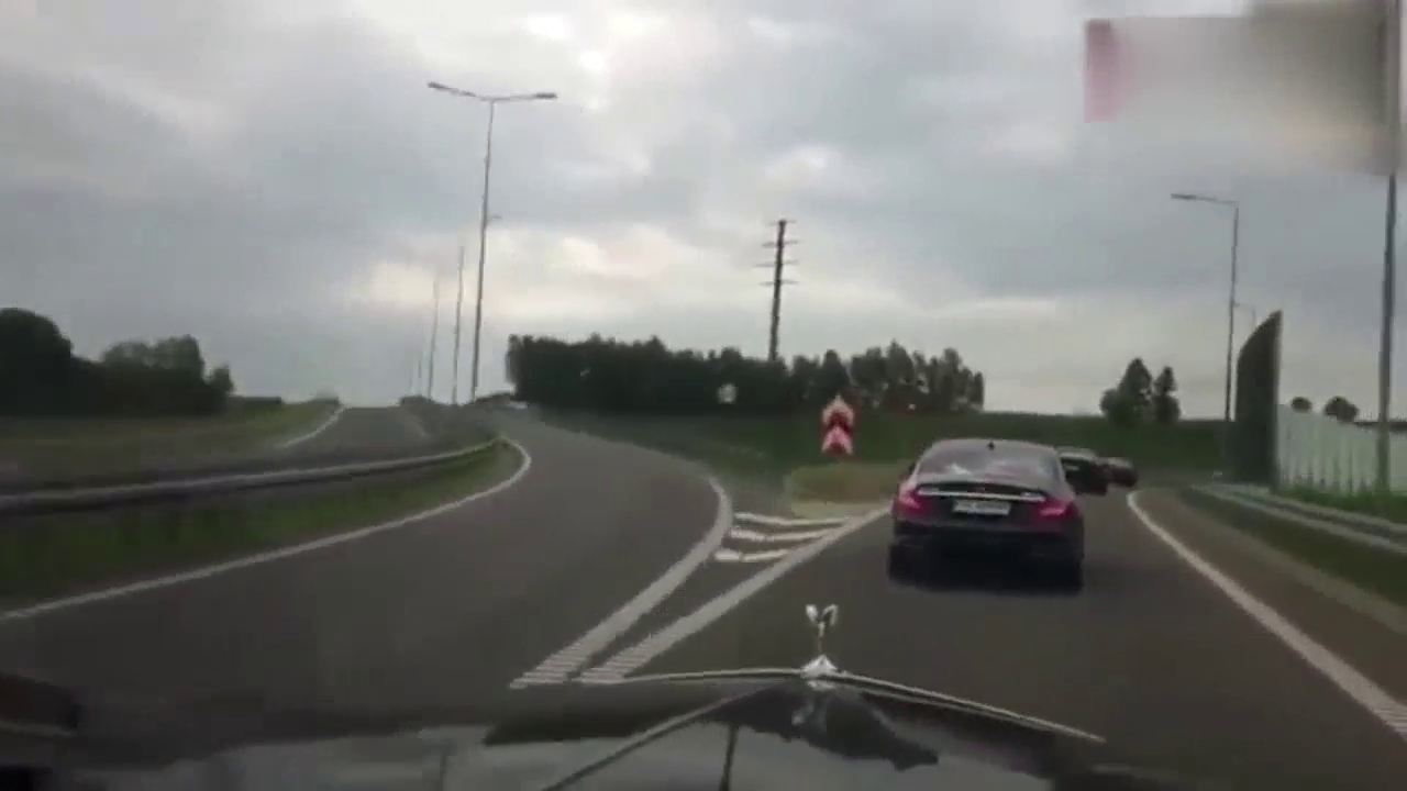 劳斯莱斯的加速到底有多快？看它超的这些跑车