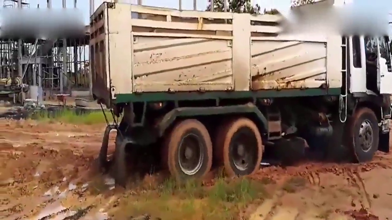 卡车泥地里打滑, 看看是怎样卸车