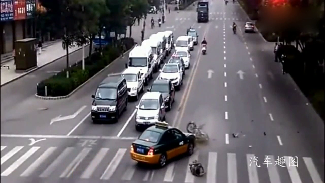 如果不是出租车的及时出现，估计他还会继续嚣张下去