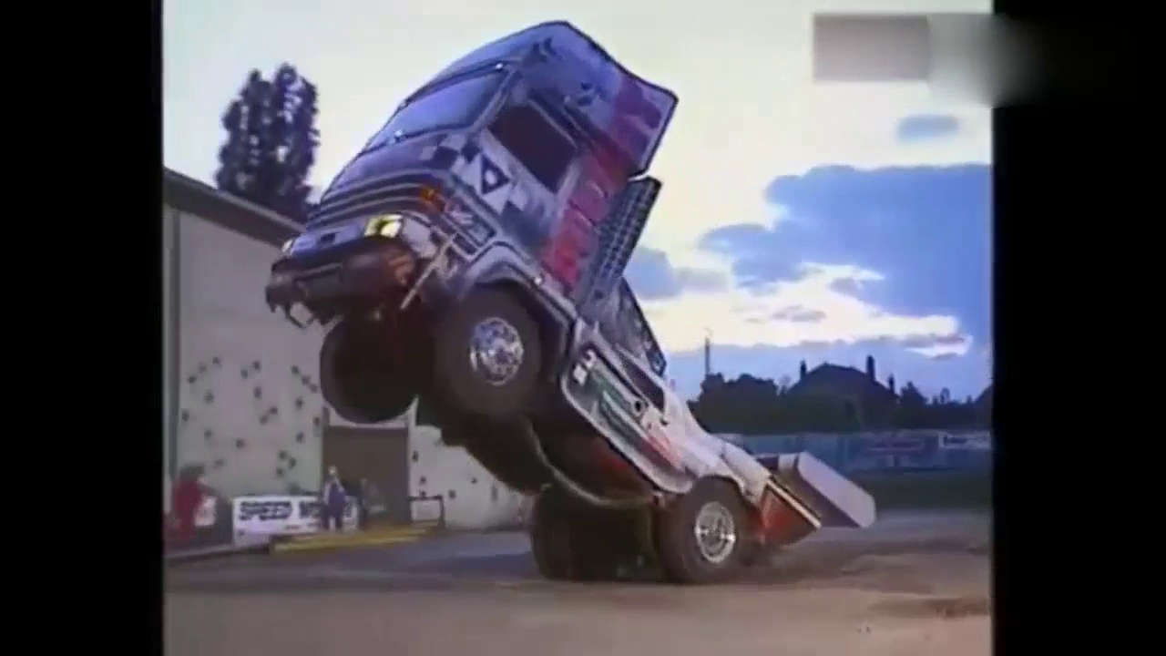 卡车也能玩翘头，撞上飞机发动机把面包车吹翻