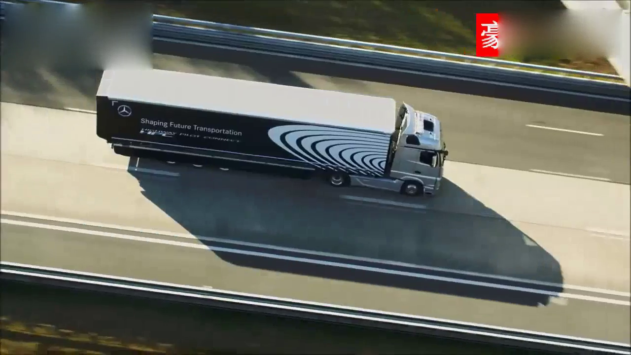 300万的奔驰重型卡车，走进驾驶室才知道有多豪华