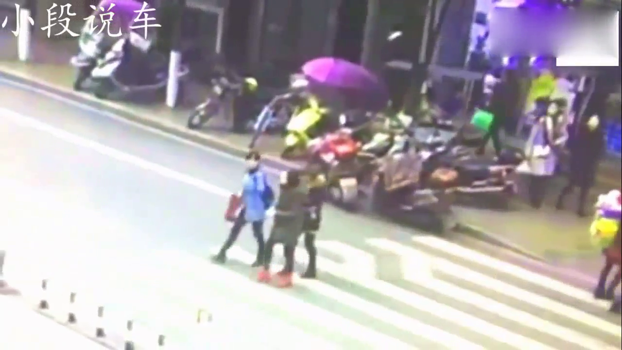 女子斑马线刚得手，转身就想跑，下一秒出租车真仗义