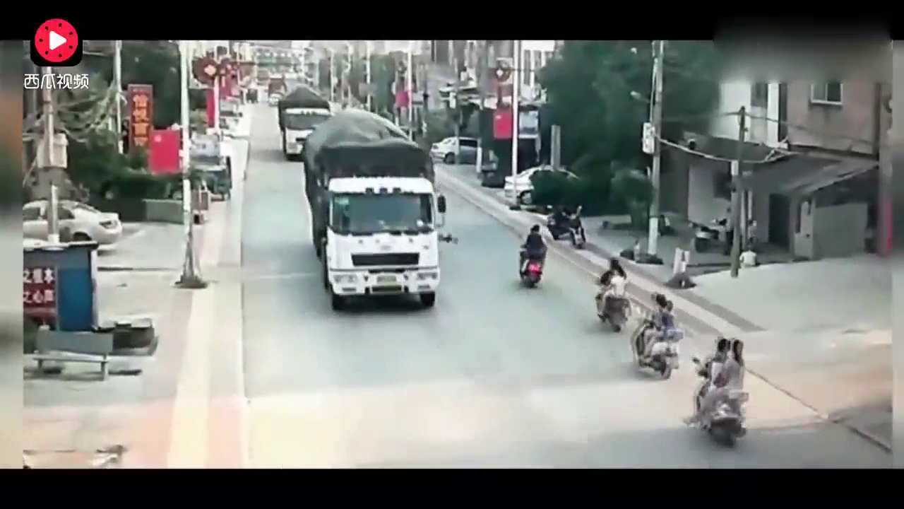 卡车司机被他害惨了,他这是找死！