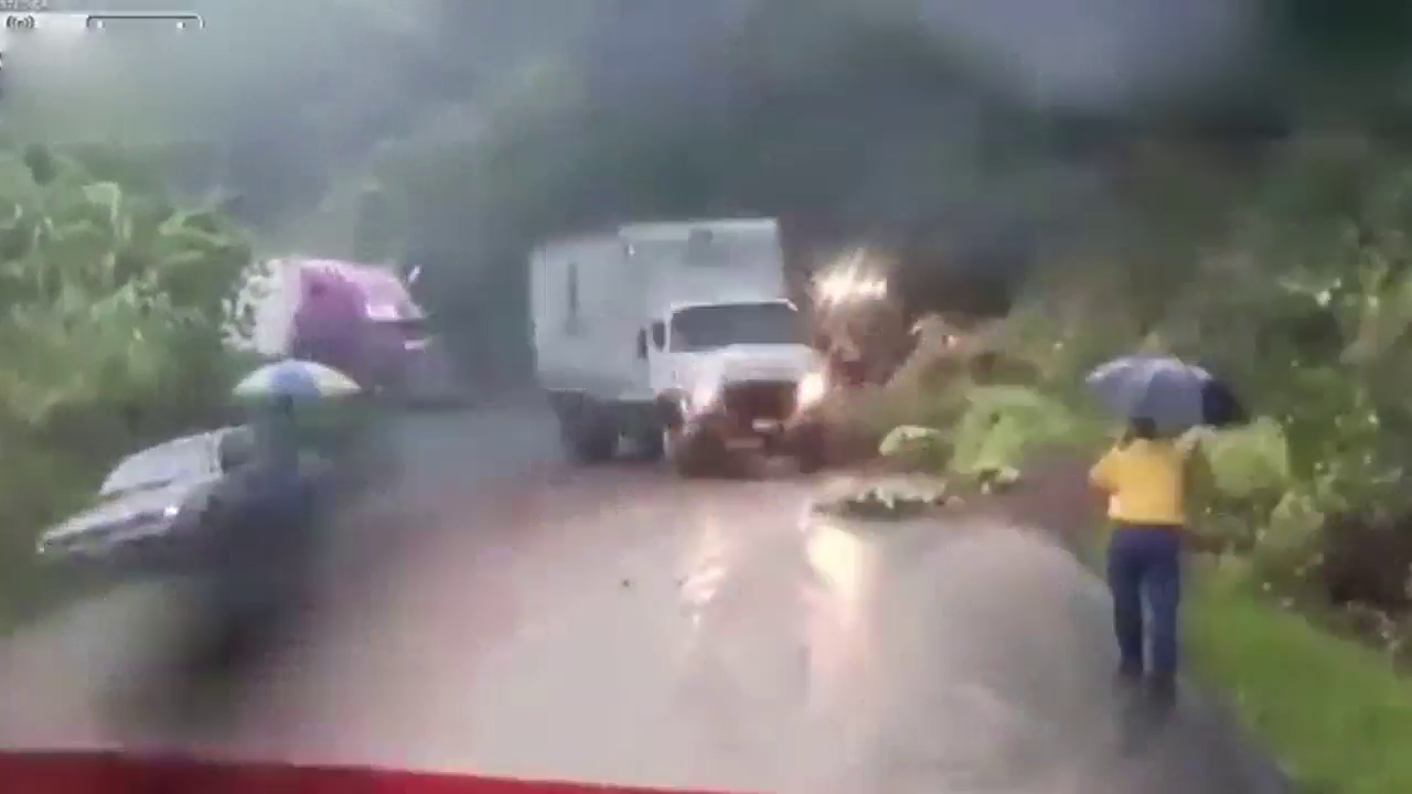 卡车侧滑，司机一只手“顶住”