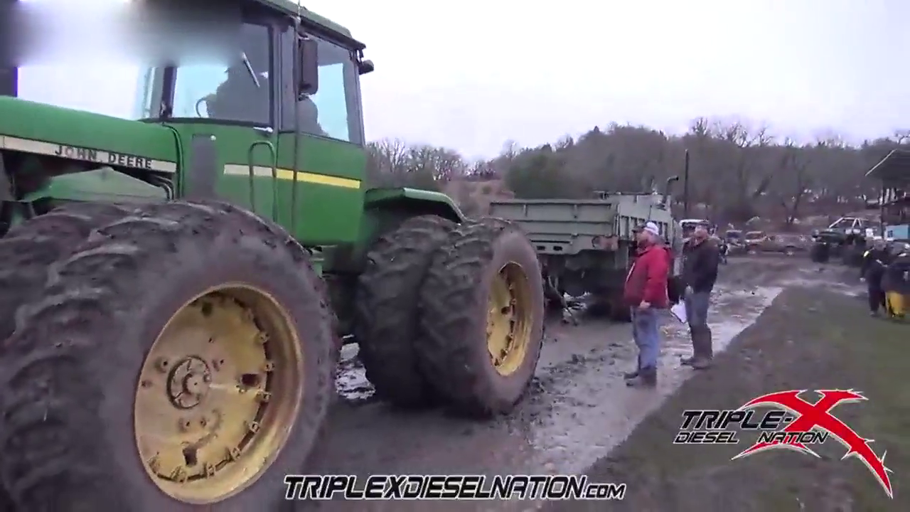 大马力对决 大型拖拉机与军用卡车拔河